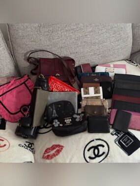 project items and good condition items.28 pcs Assorted Women’s Wallets Pouches